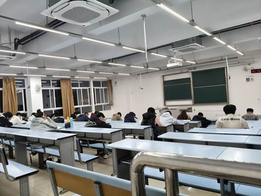 一群人在餐厅里 AI 生成的内容可能不正确。